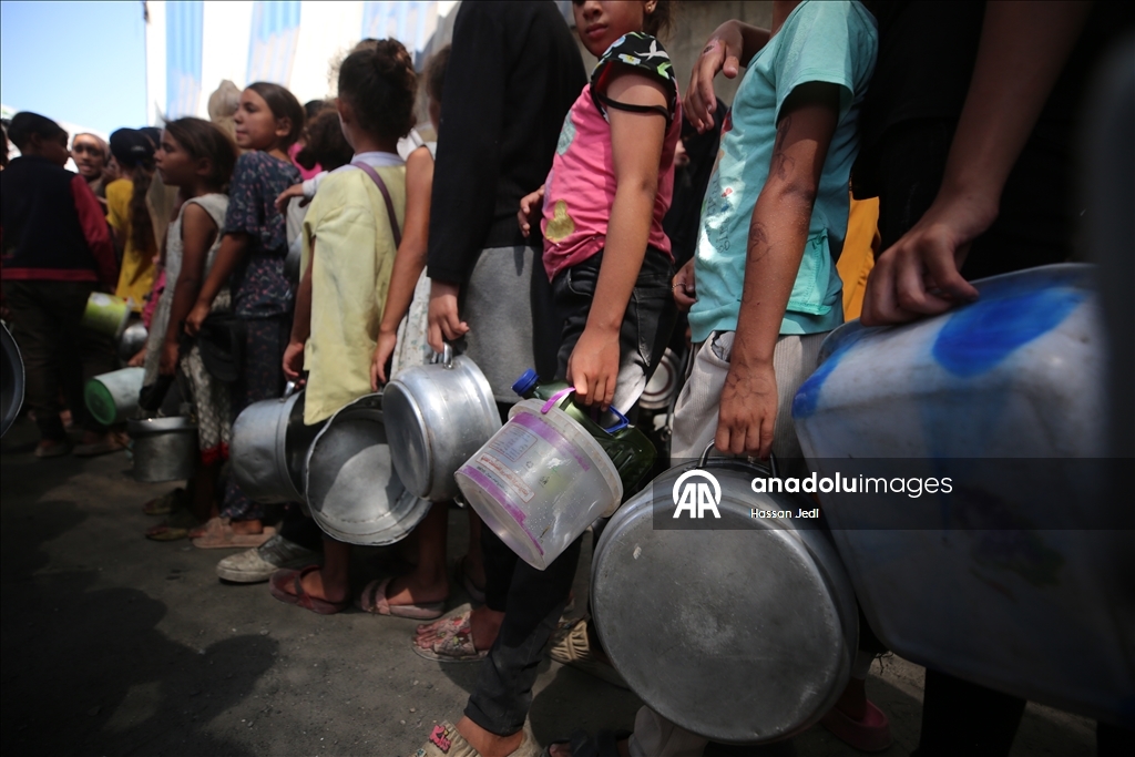 İsrail'in açlığa mahkum ettiği Gazze'de Filistinlilere yemek dağıtıldı