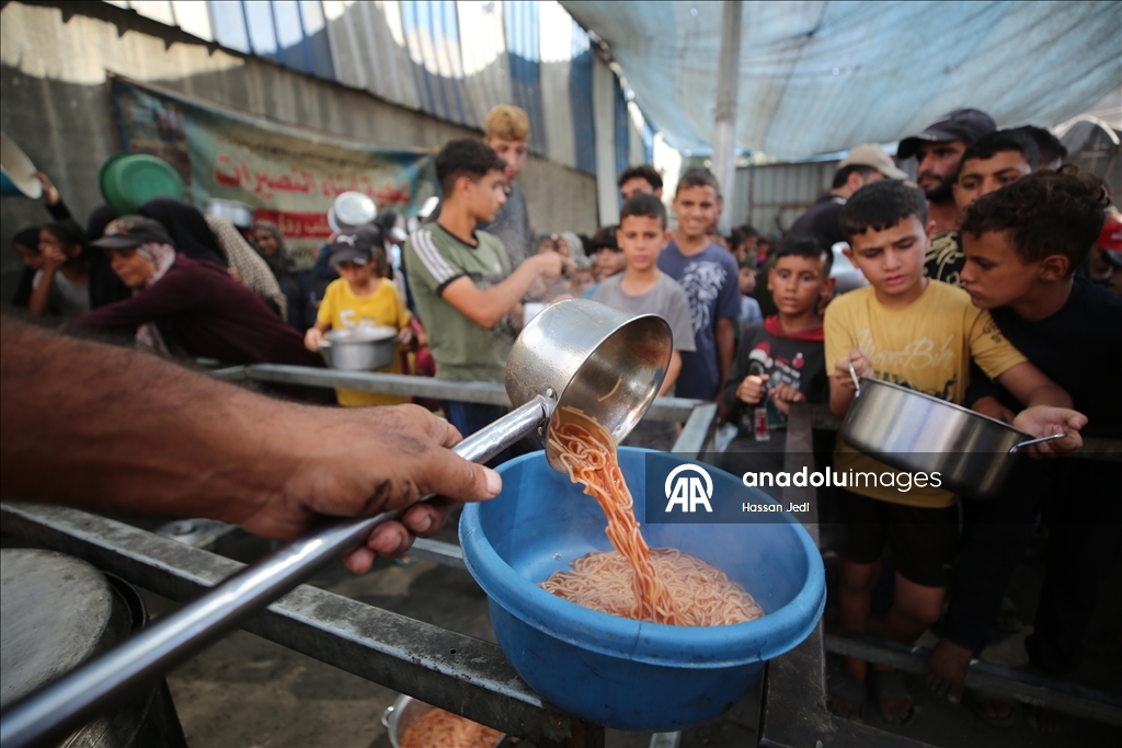 İsrail'in açlığa mahkum ettiği Gazze'de Filistinlilere yemek dağıtıldı