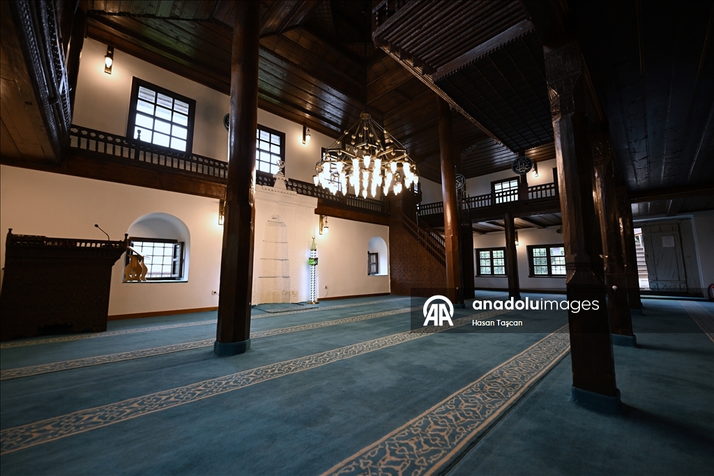 Trabzon'un yüzlerce yıllık camileri taş ve ahşap sanatının zengin örneklerini sergiliyor