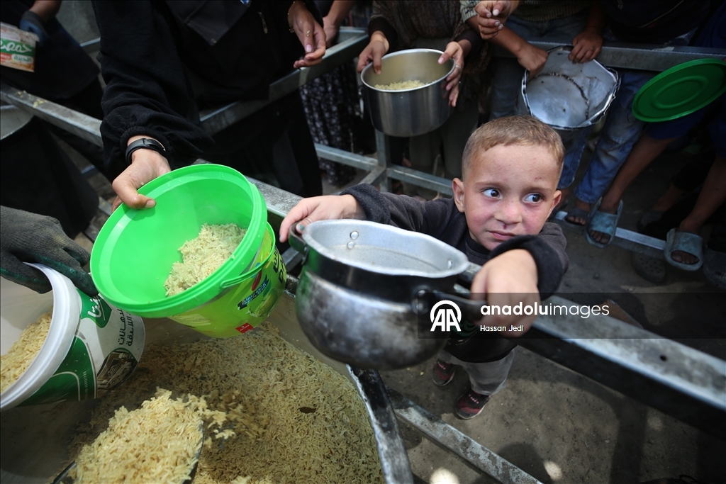 İsrail'in açlığa mahkum ettiği Gazze'de Filistinlilere yemek dağıtıldı