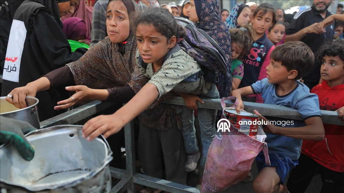 İsrail'in açlığa mahkum ettiği Gazze'de Filistinlilere yemek dağıtıldı