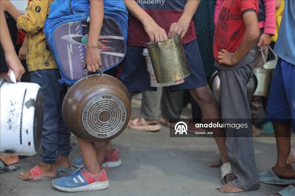 İsrail'in açlığa mahkum ettiği Gazze'de Filistinlilere yemek dağıtıldı