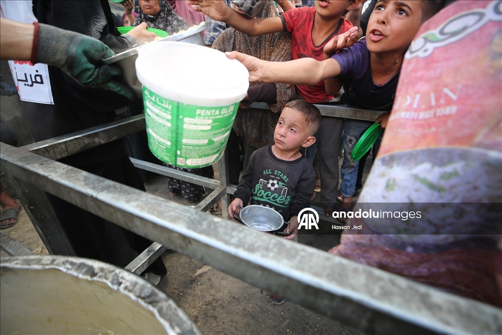 İsrail'in açlığa mahkum ettiği Gazze'de Filistinlilere yemek dağıtıldı