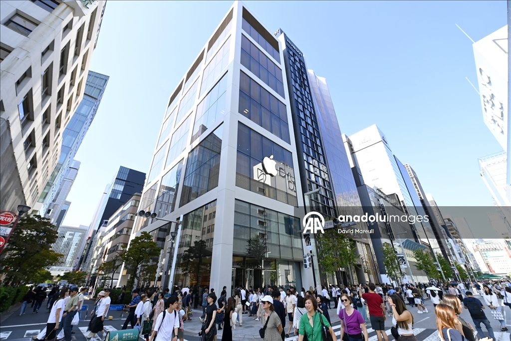 Apple, Tokyo’daki Ginza mağazasını yeniden tasarım sonrası tekrar açtı