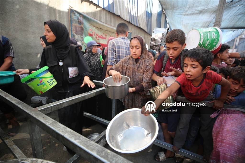 İsrail'in açlığa mahkum ettiği Gazze'de Filistinlilere yemek dağıtıldı