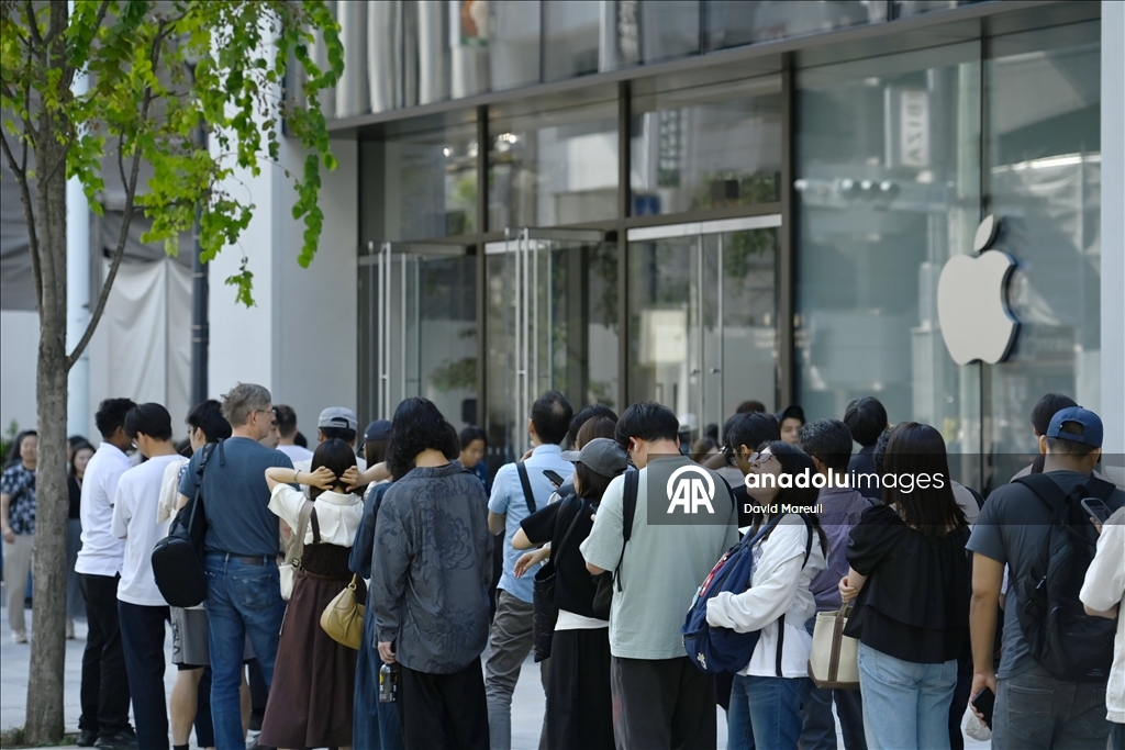 Apple, Tokyo’daki Ginza mağazasını yeniden tasarım sonrası tekrar açtı