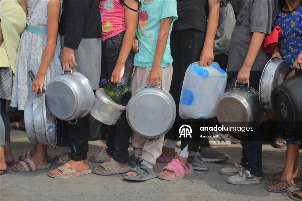 İsrail'in açlığa mahkum ettiği Gazze'de Filistinlilere yemek dağıtıldı