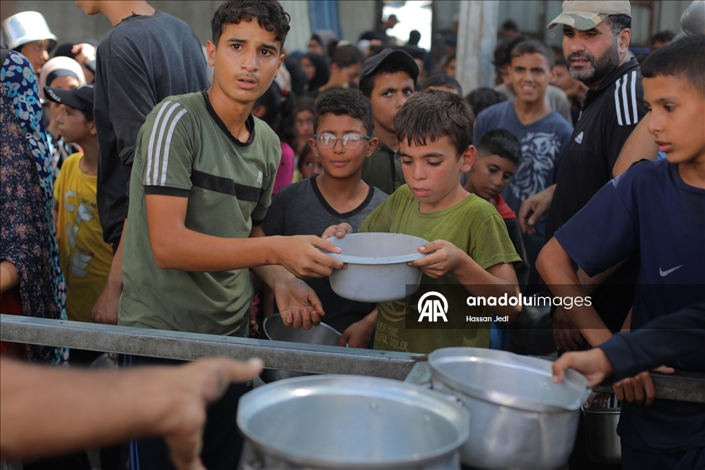 İsrail'in açlığa mahkum ettiği Gazze'de Filistinlilere yemek dağıtıldı