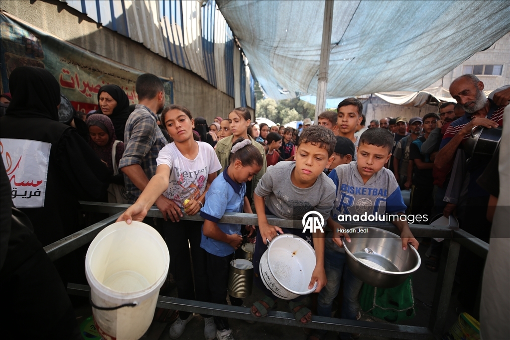 İsrail'in açlığa mahkum ettiği Gazze'de Filistinlilere yemek dağıtıldı