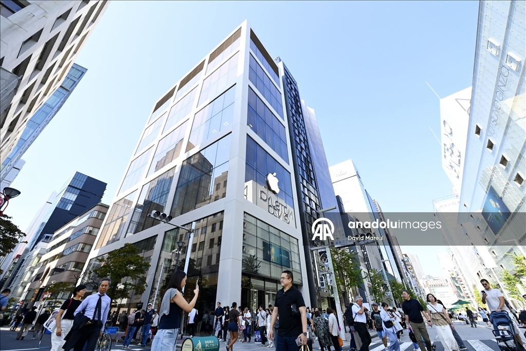 Apple, Tokyo’daki Ginza mağazasını yeniden tasarım sonrası tekrar açtı