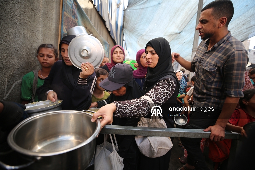 İsrail'in açlığa mahkum ettiği Gazze'de Filistinlilere yemek dağıtıldı