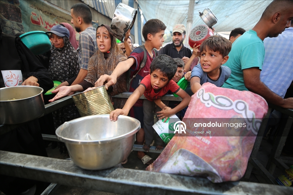 İsrail'in açlığa mahkum ettiği Gazze'de Filistinlilere yemek dağıtıldı