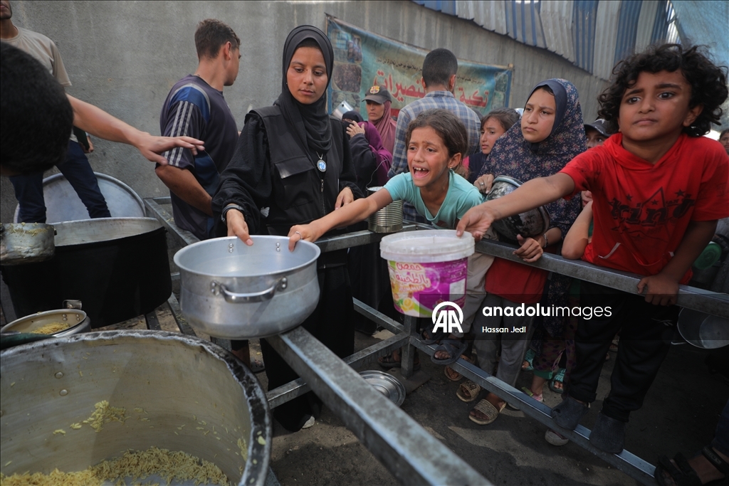 İsrail'in açlığa mahkum ettiği Gazze'de Filistinlilere yemek dağıtıldı