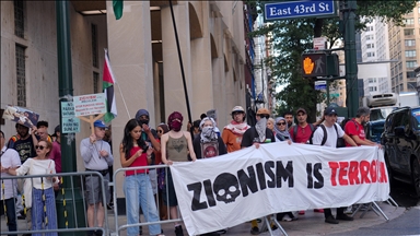 Filistin destekçileri, Netanyahu'yu BM 80. Genel Kurulu'nda hitap ettiği sırada protesto düzenledi