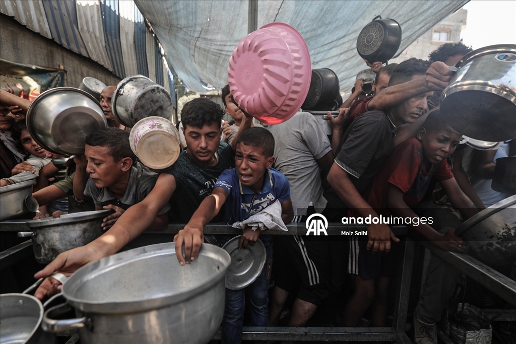 İsrail'in açlığa mahkum ettiği Gazze'de Filistinlilere yemek dağıtıldı
