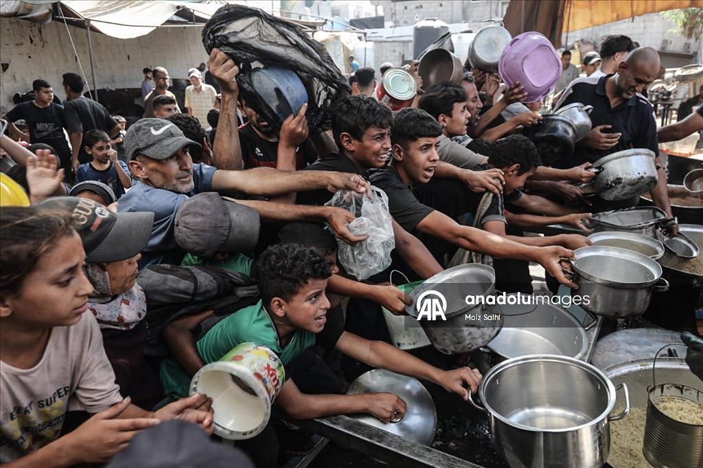 İsrail'in açlığa mahkum ettiği Gazze'de Filistinlilere yemek dağıtıldı