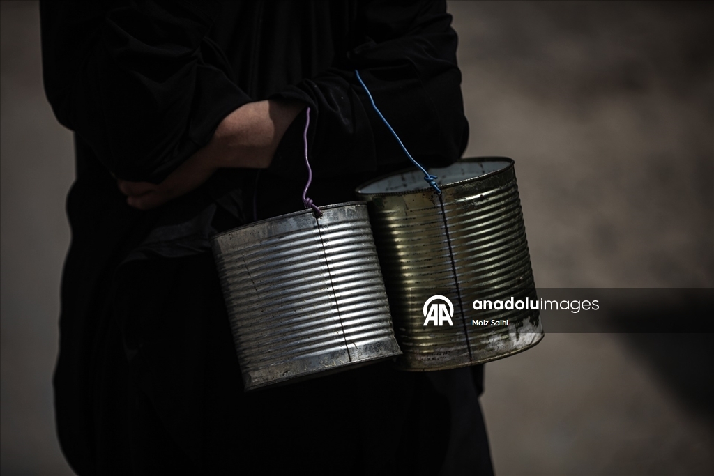 İsrail'in açlığa mahkum ettiği Gazze'de Filistinlilere yemek dağıtıldı