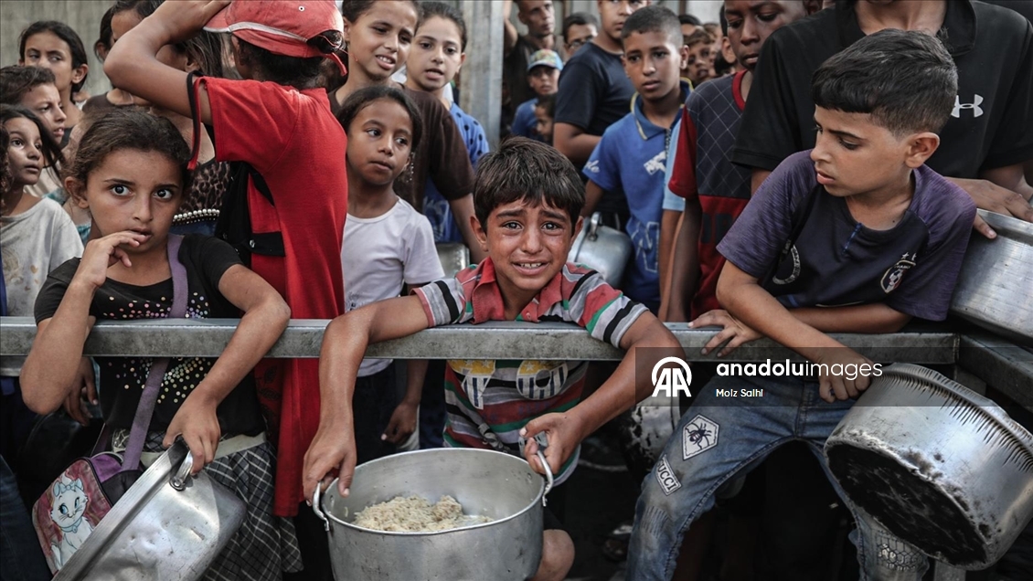 İsrail'in açlığa mahkum ettiği Gazze'de Filistinlilere yemek dağıtıldı