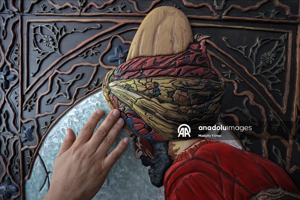 تركي يبدع أعمالا خشبية ثلاثية الأبعاد