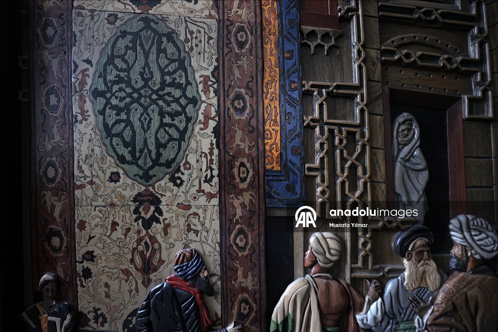 تركي يبدع أعمالا خشبية ثلاثية الأبعاد