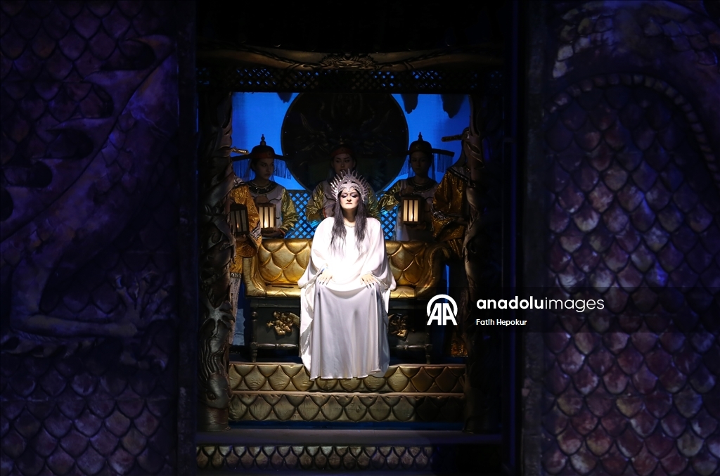 Opera ve bale sanatçıları en iyi performans için perde arkasında zamanla yarışıyor