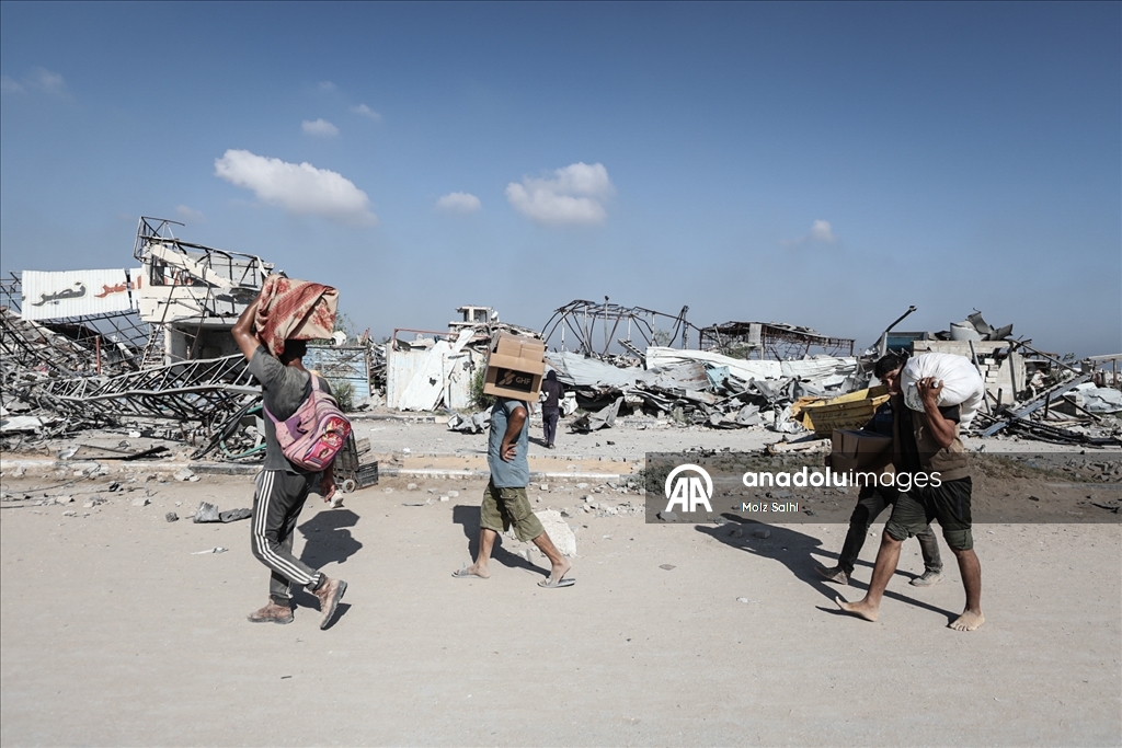 İsrail'in açlığa mahkum ettiği Gazze'de Filistinliler, tehlikeli olmasına rağmen yardım merkezine akın etti