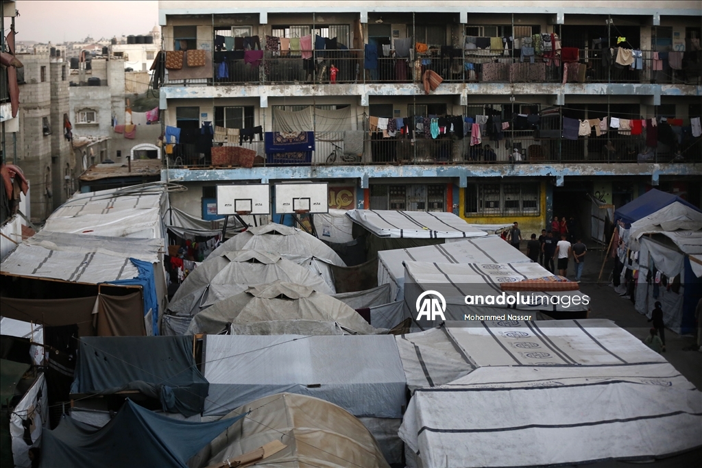 Gazze’den göç eden aileler, Deyr Belah'taki UNRWA okullarına sığındı