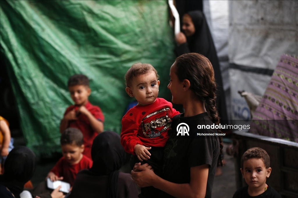 Gazze’den göç eden aileler, Deyr Belah'taki UNRWA okullarına sığındı