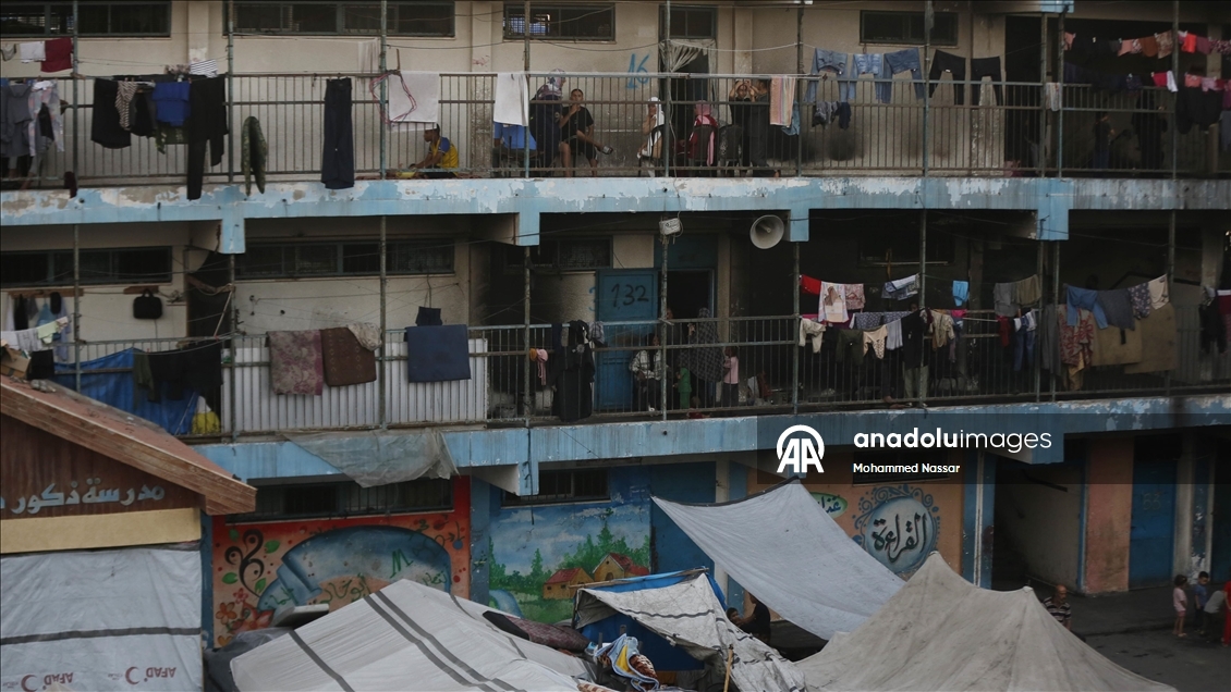 Gazze’den göç eden aileler, Deyr Belah'taki UNRWA okullarına sığındı