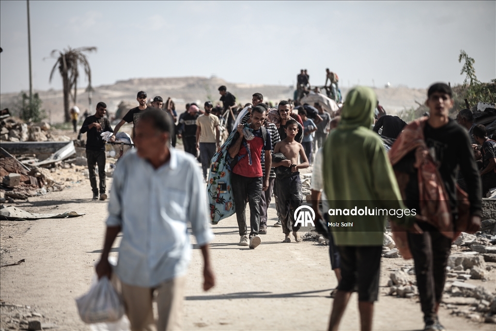 İsrail'in açlığa mahkum ettiği Gazze'de Filistinliler, tehlikeli olmasına rağmen yardım merkezine akın etti