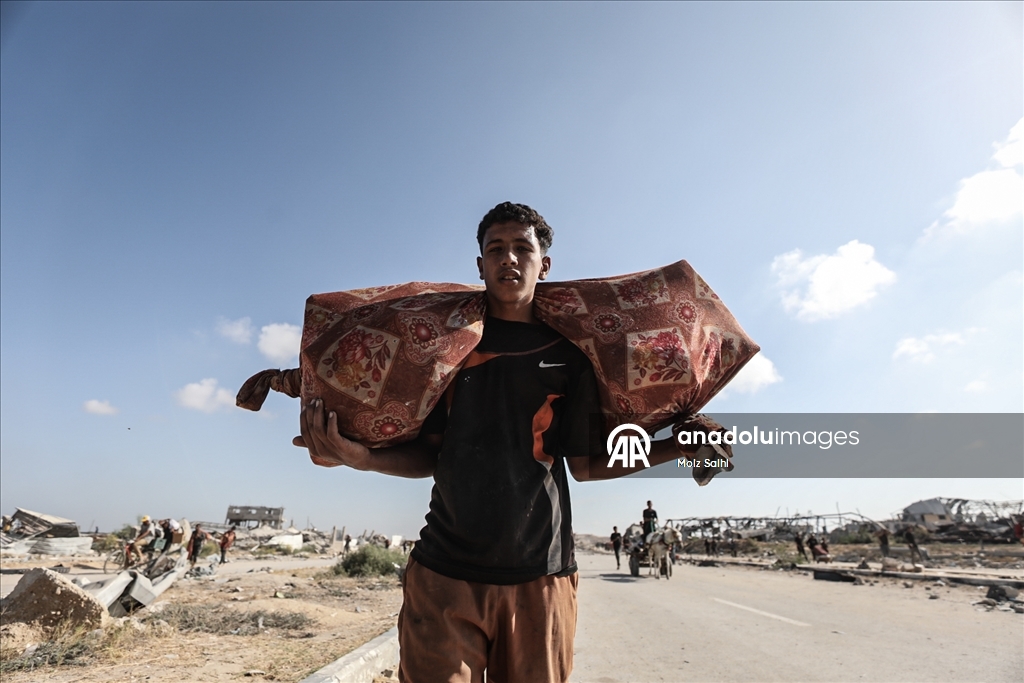 İsrail'in açlığa mahkum ettiği Gazze'de Filistinliler, tehlikeli olmasına rağmen yardım merkezine akın etti