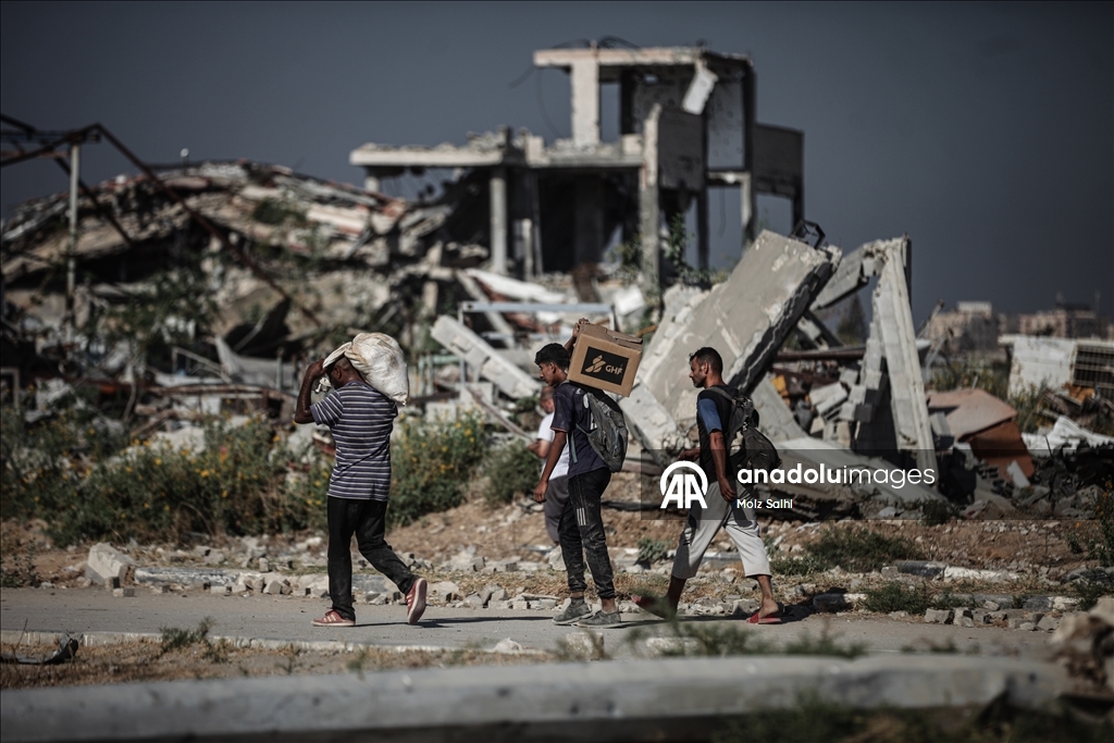 İsrail'in açlığa mahkum ettiği Gazze'de Filistinliler, tehlikeli olmasına rağmen yardım merkezine akın etti