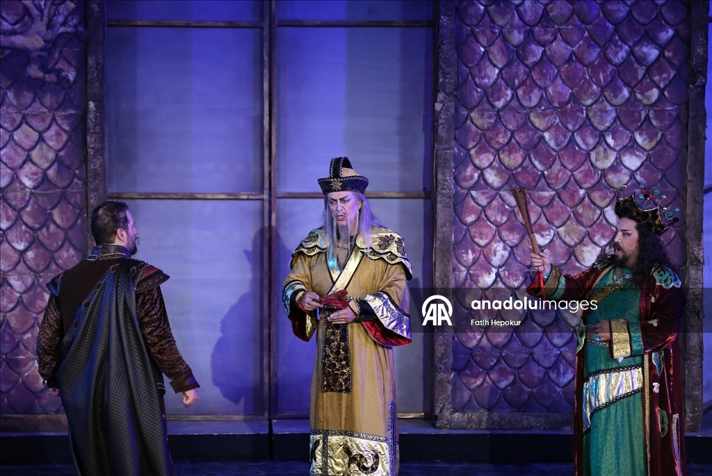 Opera ve bale sanatçıları en iyi performans için perde arkasında zamanla yarışıyor