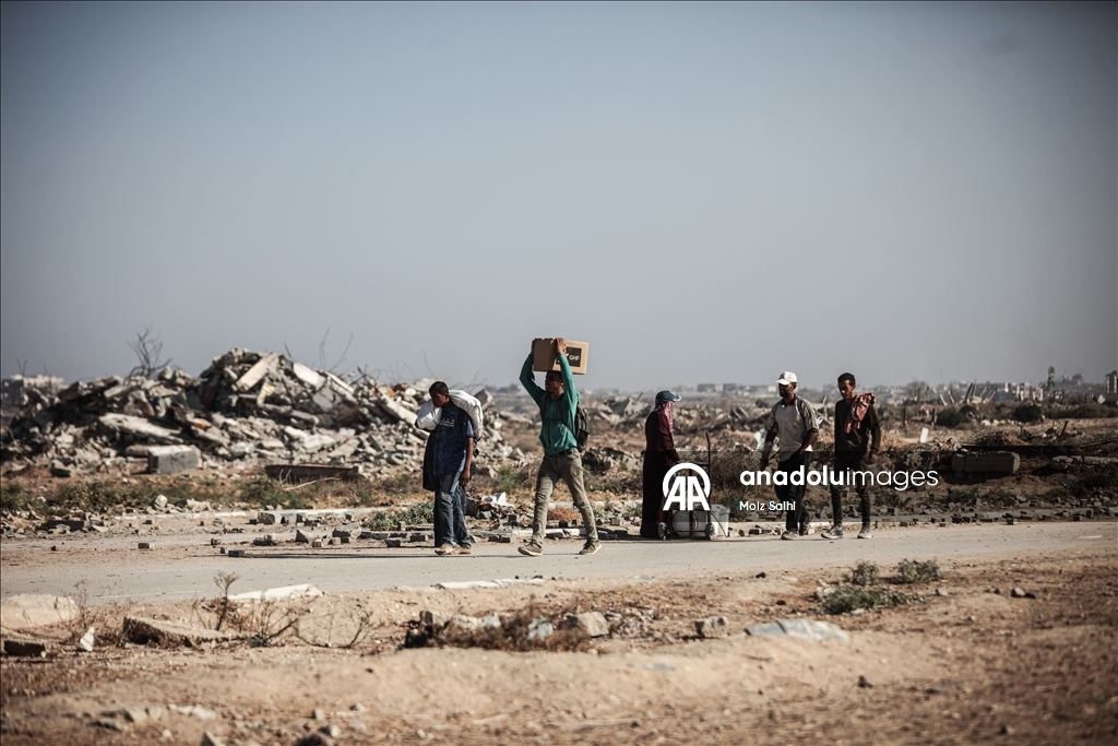 İsrail'in açlığa mahkum ettiği Gazze'de Filistinliler, tehlikeli olmasına rağmen yardım merkezine akın etti