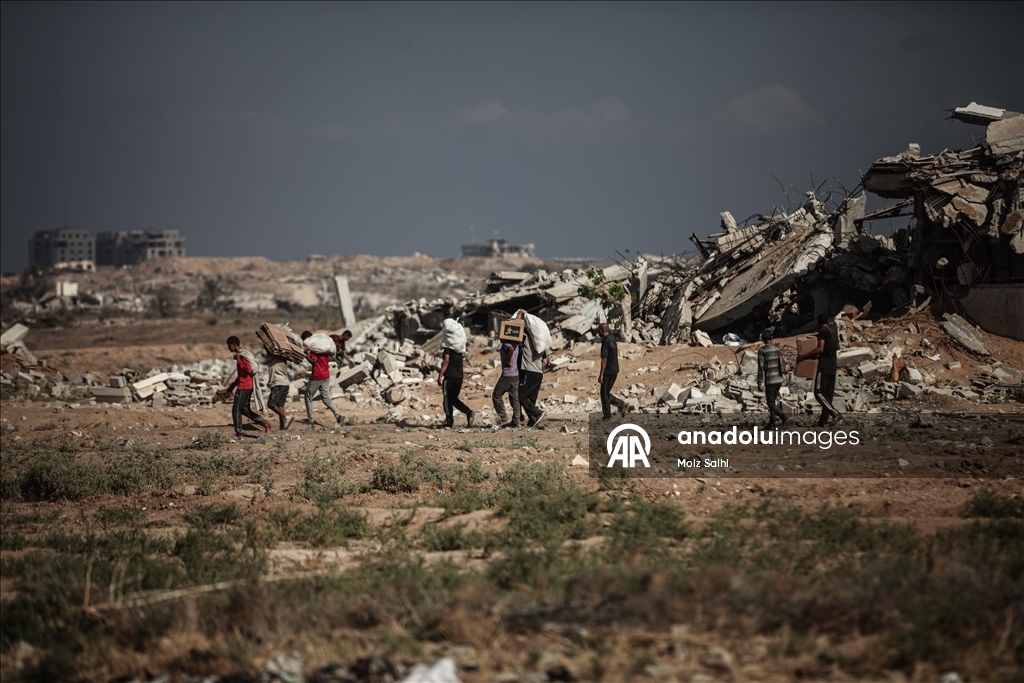 İsrail'in açlığa mahkum ettiği Gazze'de Filistinliler, tehlikeli olmasına rağmen yardım merkezine akın etti