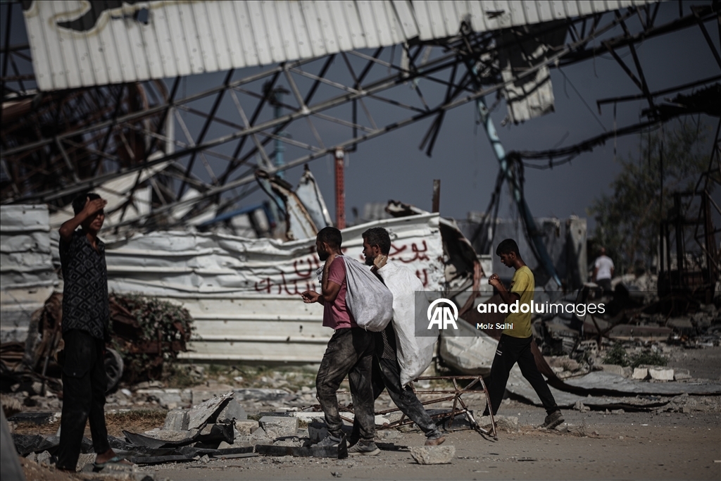 İsrail'in açlığa mahkum ettiği Gazze'de Filistinliler, tehlikeli olmasına rağmen yardım merkezine akın etti