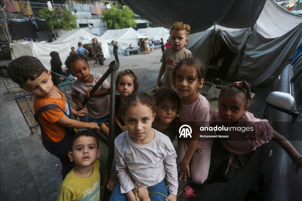 Gazze’den göç eden aileler, Deyr Belah'taki UNRWA okullarına sığındı