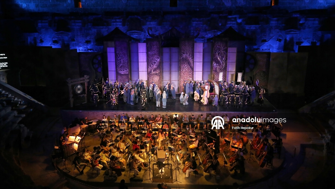 Opera ve bale sanatçıları en iyi performans için perde arkasında zamanla yarışıyor