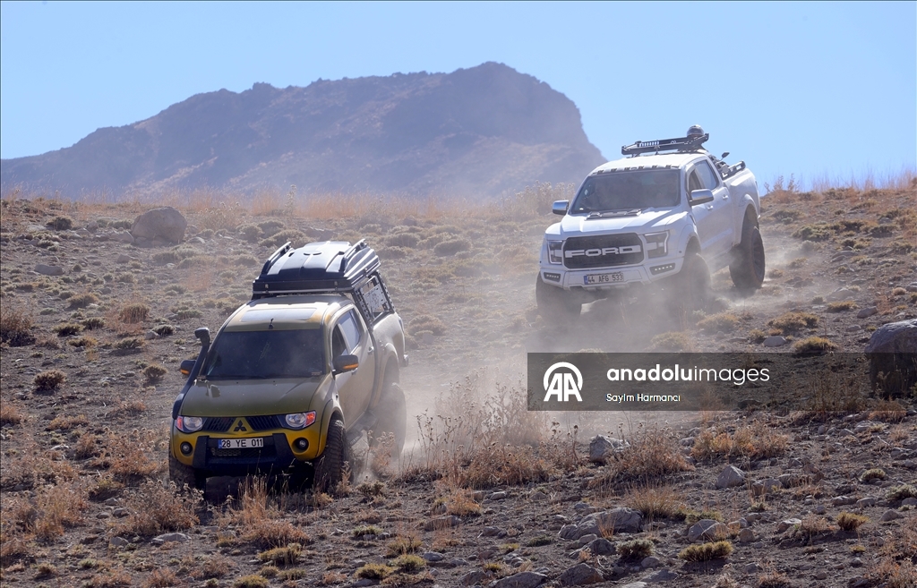 Любители off-road покорили сложные трассы плато Берчелан в Хаккари
