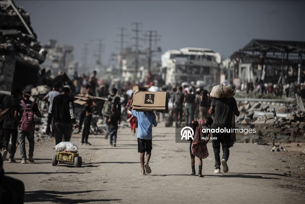 İsrail'in açlığa mahkum ettiği Gazze'de Filistinliler, tehlikeli olmasına rağmen yardım merkezine akın etti