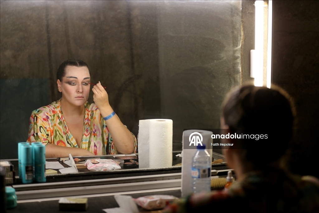 Opera ve bale sanatçıları en iyi performans için perde arkasında zamanla yarışıyor