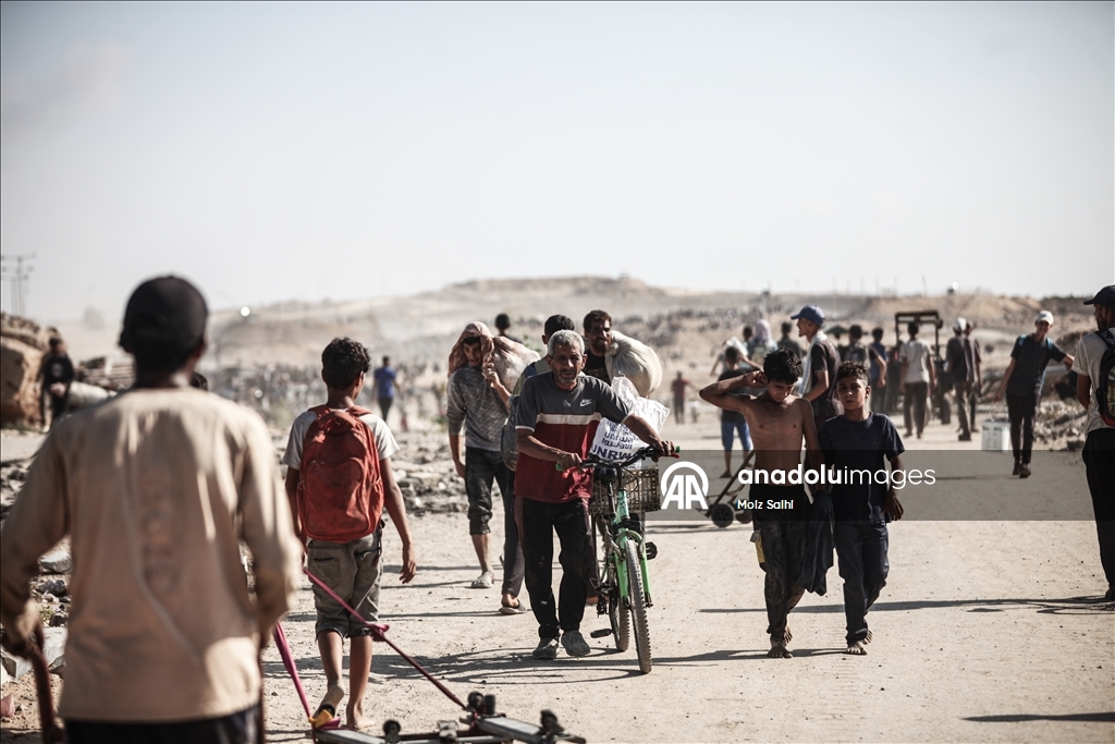 İsrail'in açlığa mahkum ettiği Gazze'de Filistinliler, tehlikeli olmasına rağmen yardım merkezine akın etti