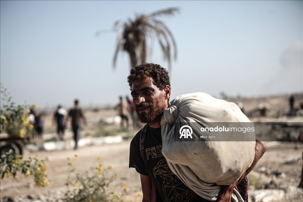 İsrail'in açlığa mahkum ettiği Gazze'de Filistinliler, tehlikeli olmasına rağmen yardım merkezine akın etti