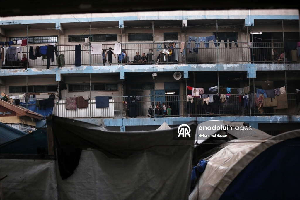 Gazze’den göç eden aileler, Deyr Belah'taki UNRWA okullarına sığındı