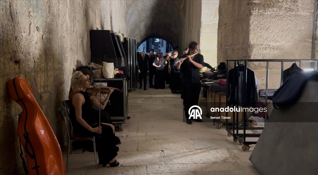 Opera ve bale sanatçıları en iyi performans için perde arkasında zamanla yarışıyor