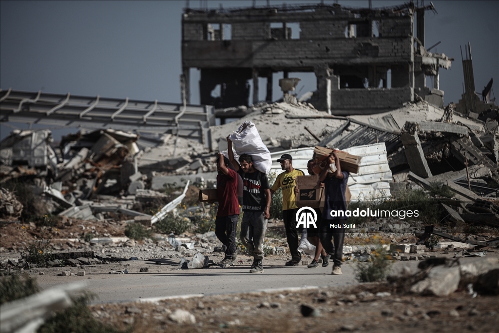 İsrail'in açlığa mahkum ettiği Gazze'de Filistinliler, tehlikeli olmasına rağmen yardım merkezine akın etti