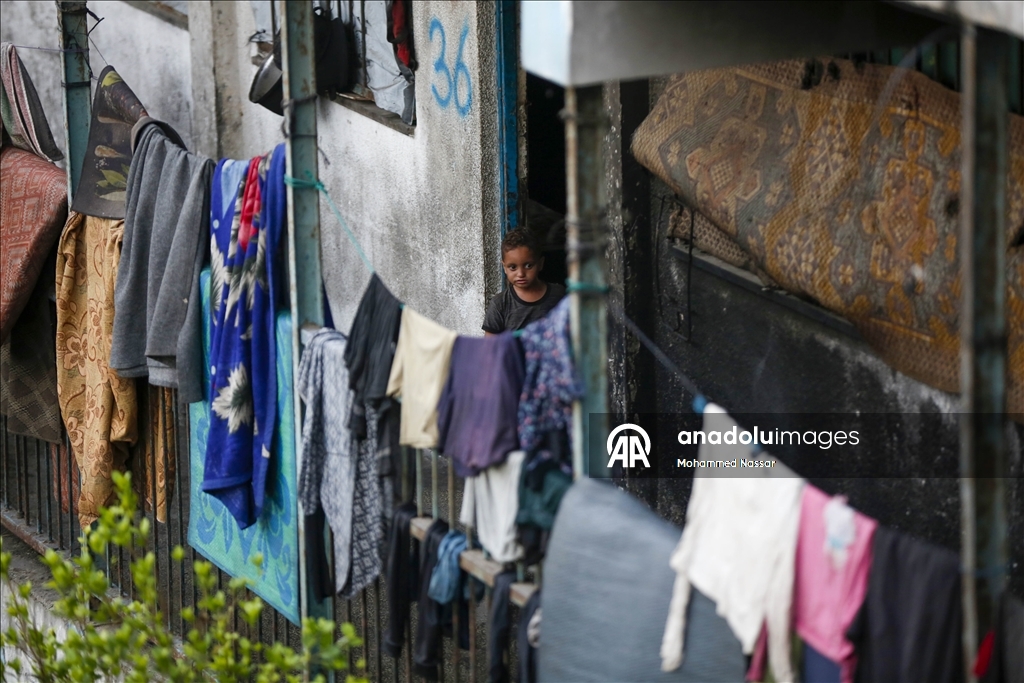 Gazze’den göç eden aileler, Deyr Belah'taki UNRWA okullarına sığındı