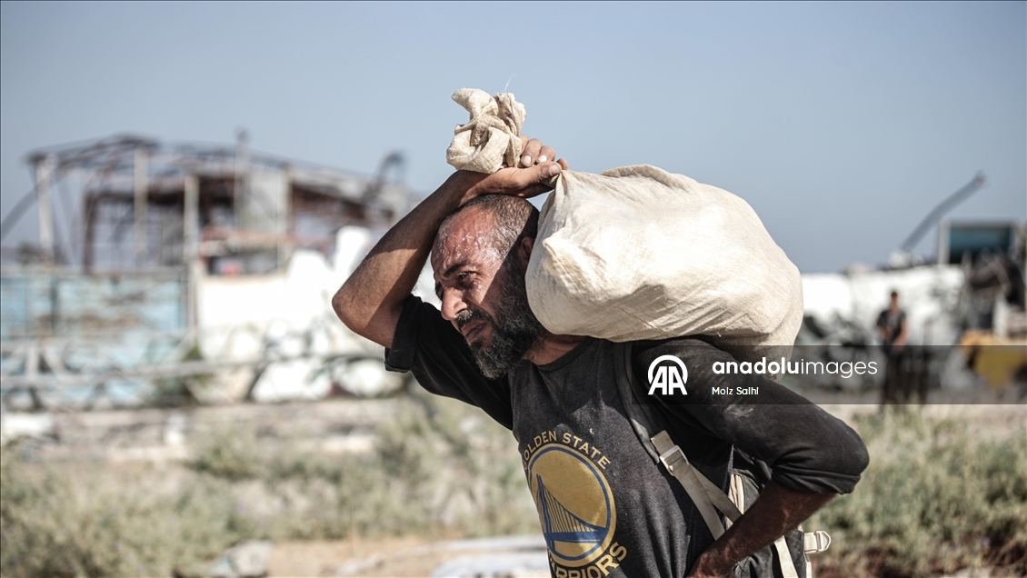 İsrail'in açlığa mahkum ettiği Gazze'de Filistinliler, tehlikeli olmasına rağmen yardım merkezine akın etti