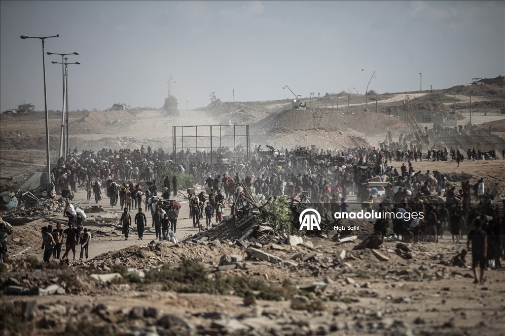 İsrail'in açlığa mahkum ettiği Gazze'de Filistinliler, tehlikeli olmasına rağmen yardım merkezine akın etti