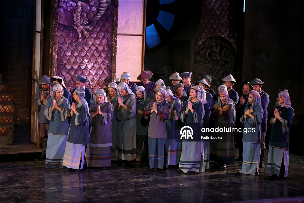 Opera ve bale sanatçıları en iyi performans için perde arkasında zamanla yarışıyor